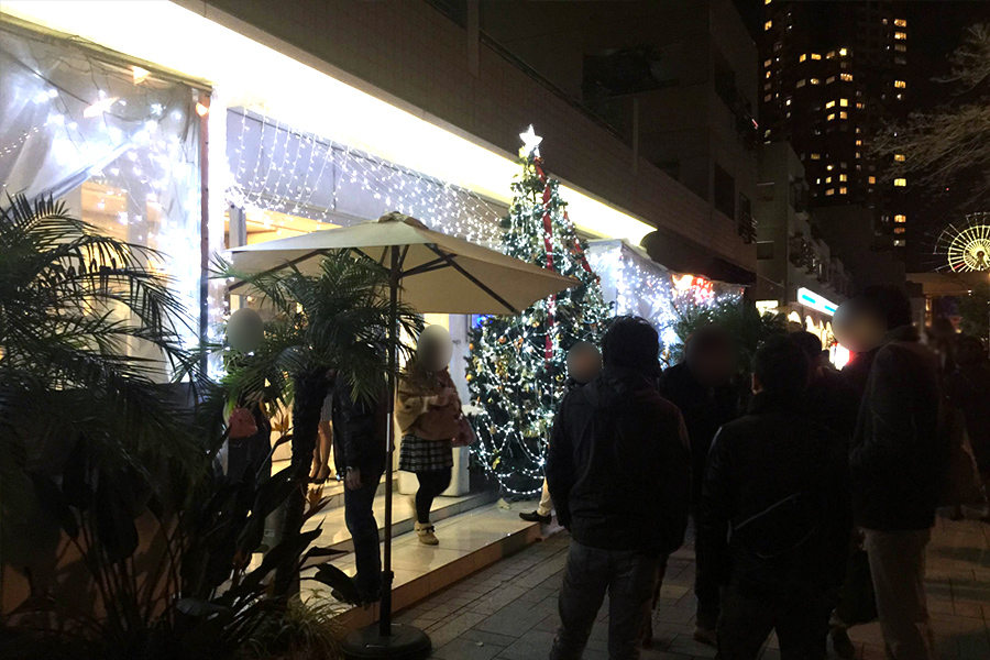 終了の挨拶後も外では2次会を誘う方で溢れておりました♪クリスマスパーティー大成功に幕を閉じました。