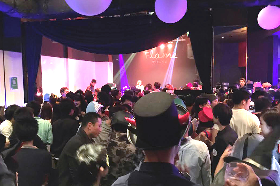 >会場はスタート前から賑やかです!DJがハロウィンの音楽で盛り上げます!