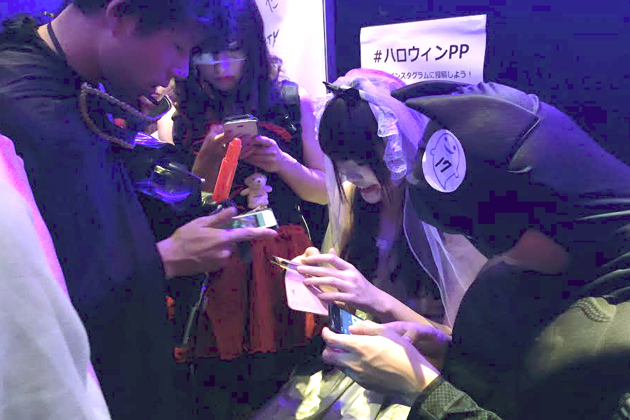 ハロウィンパーティーも終了間近!連絡先の交換中です♪