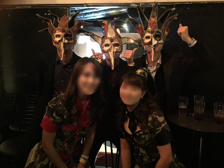 受付で配布された仮面をつけてスタートです♪全員仮面をつけているので、内面重視♥