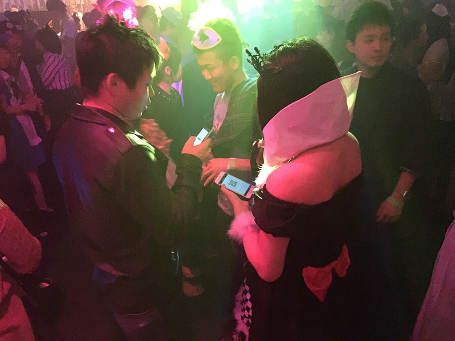 あちらこちらで連絡先を交換する光景が♥