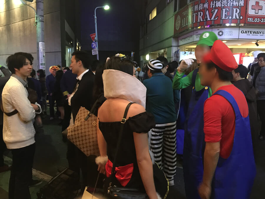 イベント終了後、会場前では二次会に誘う方々で溢れておりました♪