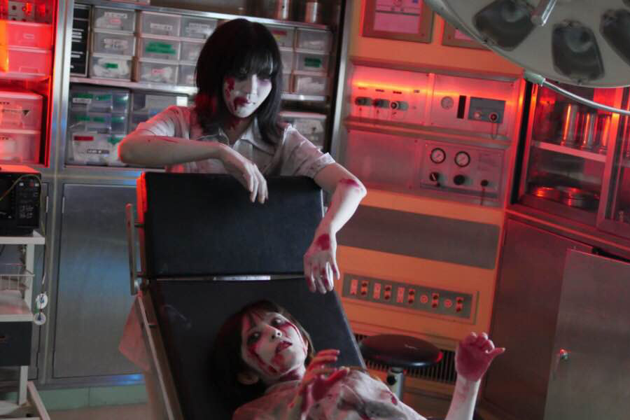 ナースに扮したスタッフ