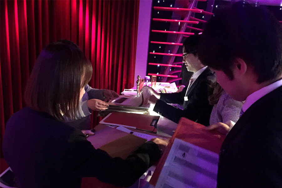 まもなく開始ということで、スタッフも緊張ぎみ…