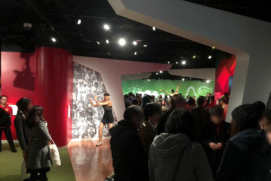 いよいよイベントスタート!奇妙な「支配人」によるオープニングにお客様のワクワクもピークに!