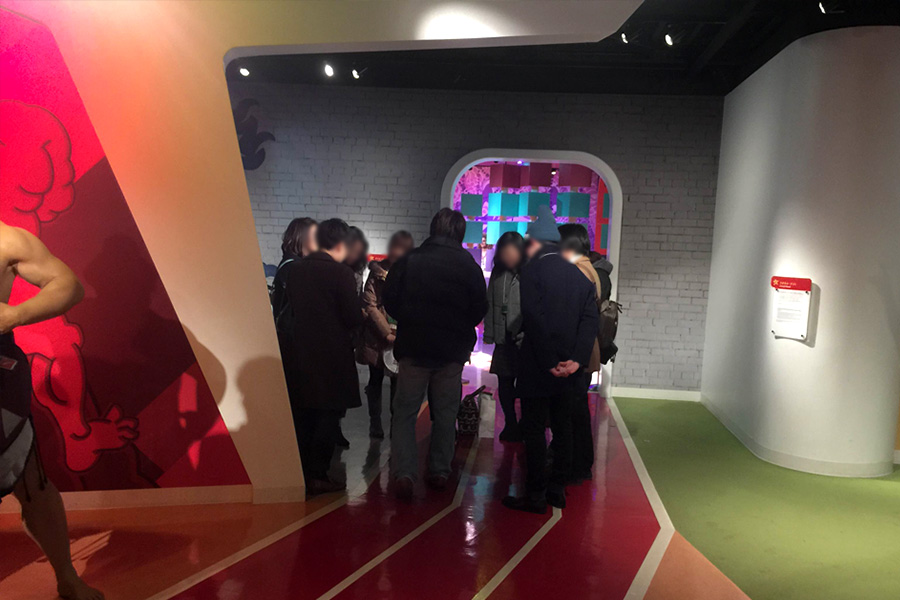 チームで意見を出し合いますがなかなか解けないようです…