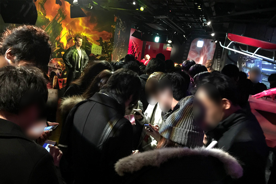 名残惜しそうに連絡先の交換や、チームで記念撮影をするお客様♪そのまま2次会に進まれました♡