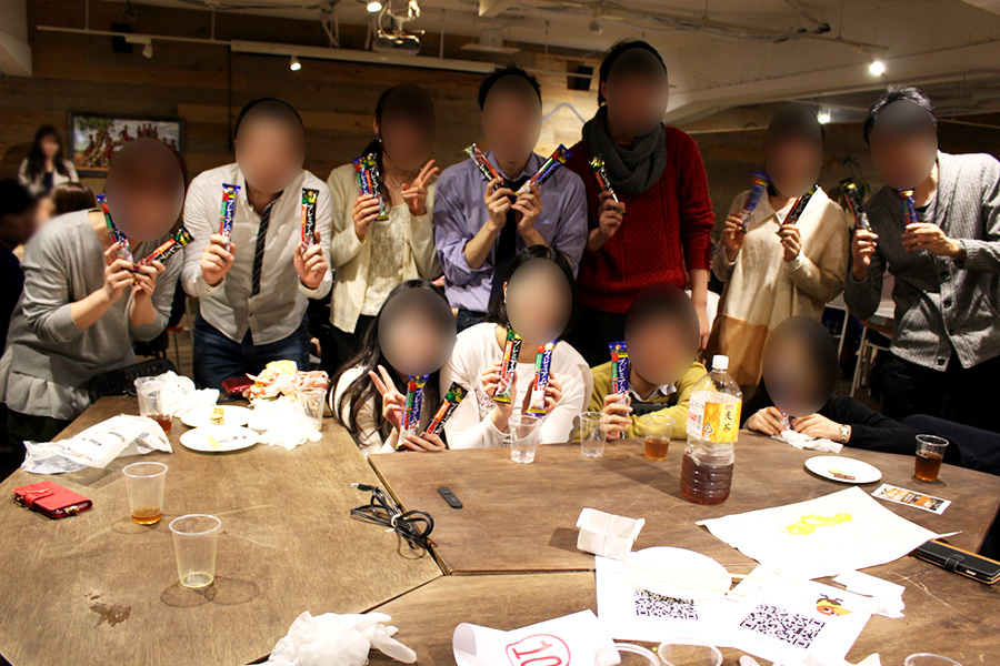3回目「ゼリー早飲みリレー」本日最高の盛り上がりで、優勝チームは記念撮影も♥