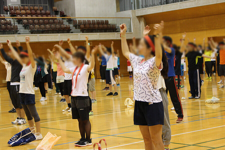 まずは準備運動！ケガしないようにしっかりやりましょう！
