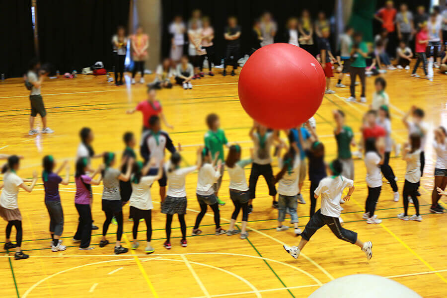 1種目は全員参加の大玉送り！自分の頭上を通り過ぎていく大玉は圧巻です！