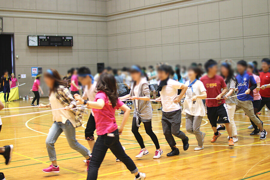 皆でヒモの輪の中にはいってダッシュ！「順番どうする？」など皆さん作戦を練って参加しておりました！