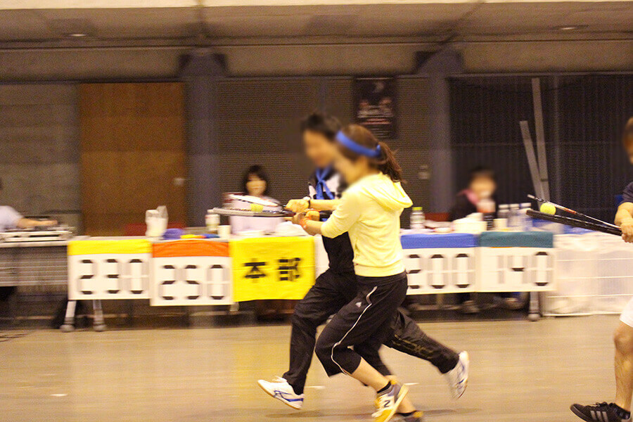 男女でラケットでボールを挟んで運びます！距離の近さにキュン♪