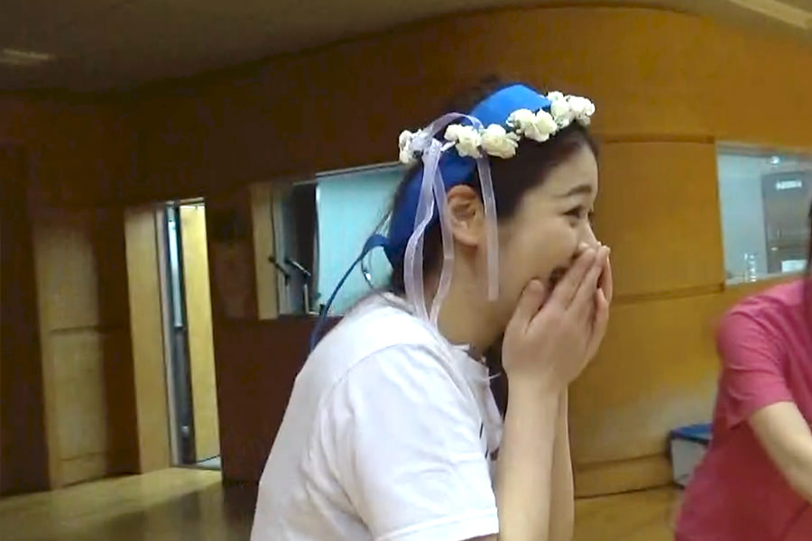 参加者全員で花道をつくって花束をプレゼント！カップルのお二人はとても喜んでくれたようです♪