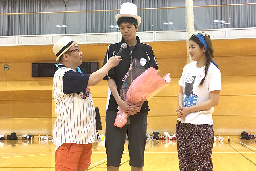 と、ここでお二人の運動会コンの思い出を司会者が聞きます。お二人は恥ずかしながらも答えてくれました！