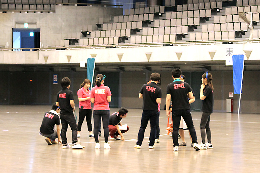 スタッフ全員で会場準備！ ライン引きに集中！！