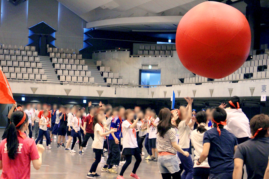 あー！そっちいった！！」などと声を掛け合い、大盛り上がり！ 一種目から団結力が深まりました！