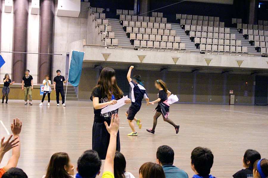 「付き合いたい人」のお題にダッシュで 気になる女性のところへ向かう男性も★