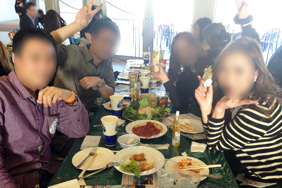 同じテーブルで盛り上がったあとは…席替えタイム★