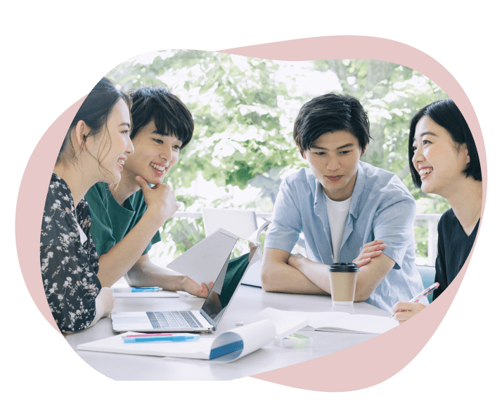 グループで話す婚活パーティー・街コンに参加する男女